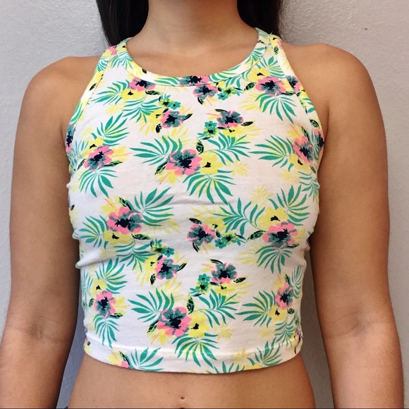 Charlotte Russe Tops - Charlotte Russe Floral Patterned Crop Top